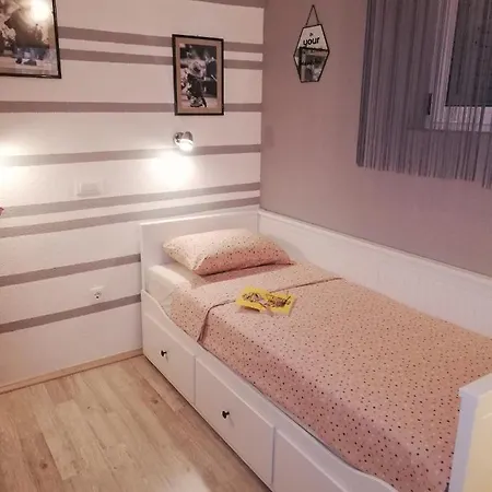 Apartman Komadina 招待所 3*