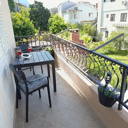 Apartman Komadina 招待所 3*